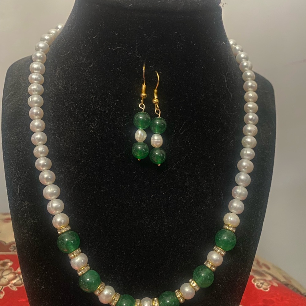 Gemstone Aventurine and  pearl necklace.